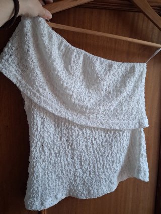 Camiseta blanca asimétrica