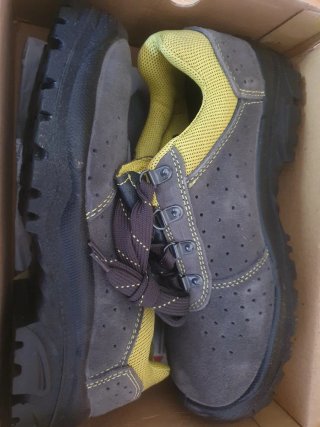 Zapatillas de trabajo grises y amarillas