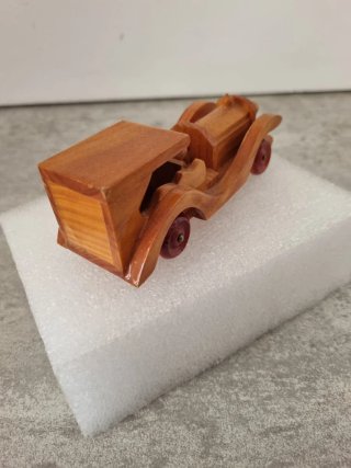 Coche de madera clásico