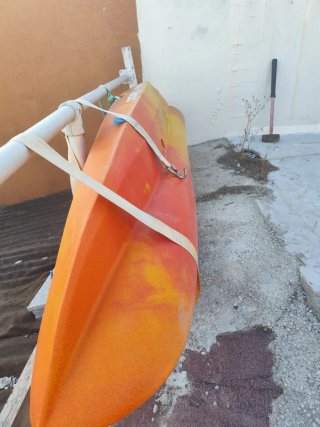 Kayak rojo y amarillo