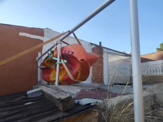 Kayak rojo y amarillo