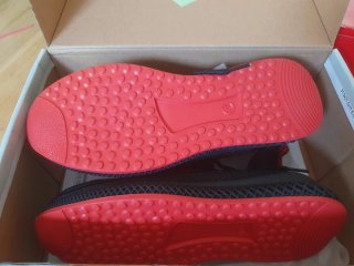 Zapatillas deportivas negras y rojas