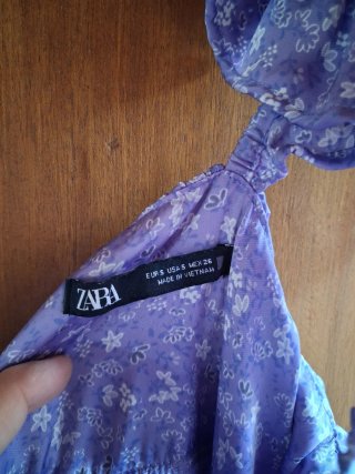 Vestido morado con flores blancas