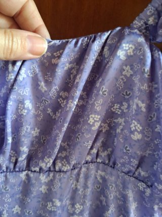 Vestido morado con flores blancas