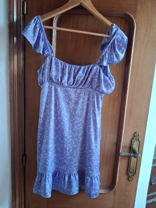 Vestido morado con flores blancas