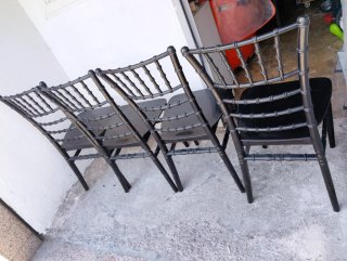Conjunto de 4 sillas de plástico negro