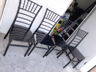 Conjunto de 4 sillas de plástico negro