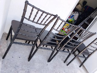 Conjunto de 4 sillas de plástico negro
