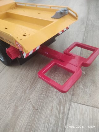 Camión de juguete rojo y amarillo