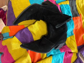 Botines negros de ante