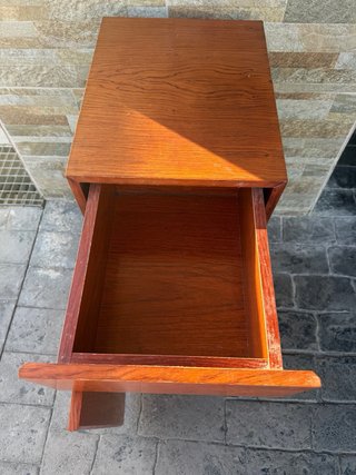Mueble de baño de madera.