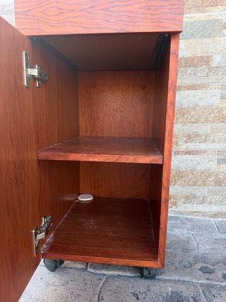 Mueble de baño de madera.