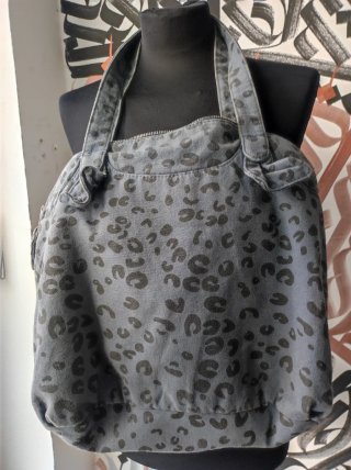 Bolso estampado animal print azul y negro