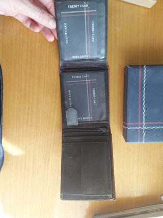 Cartera hombre marrón y detalles