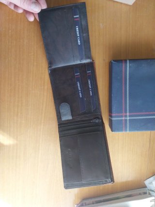 Cartera hombre marrón y detalles