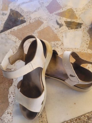 Sandalias de piel beige y blancas