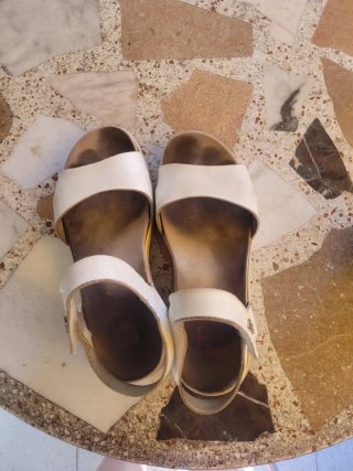 Sandalias de piel beige y blancas