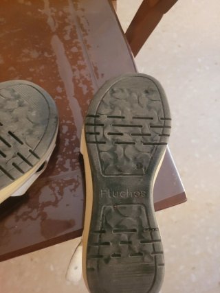 Sandalias de piel beige y blancas