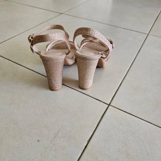 Sandalias doradas con brillos y tacón