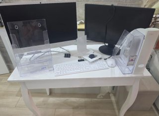 Escritorio con Ordenador y Accesorios