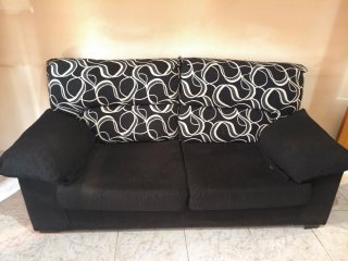 Sofá de tela negro con estampado