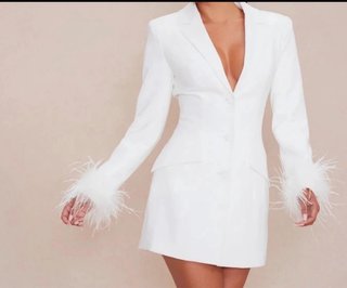 Vestido blazer blanco con plumas