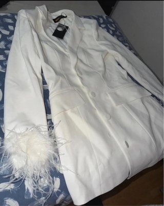 Vestido blazer blanco con plumas