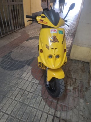 Moto Scooter Negra y Amarilla