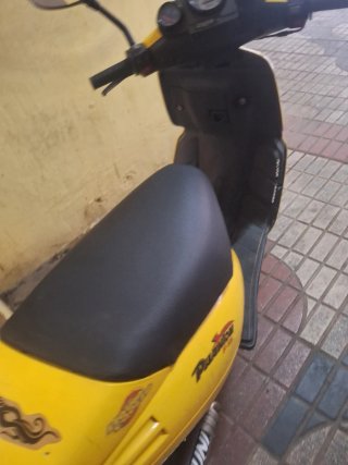 Moto Scooter Negra y Amarilla