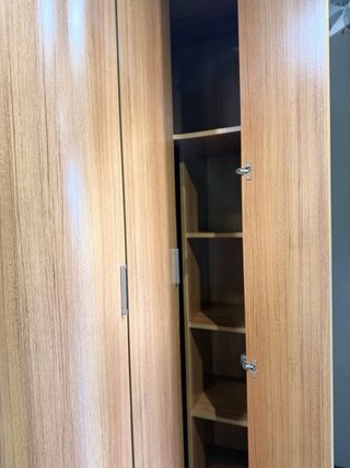Armario de esquina curvo de madera
