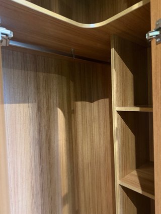 Armario de esquina curvo de madera