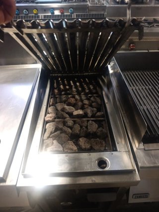 Barbacoa a gas con piedra volcánica