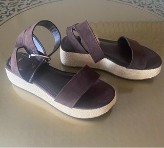 Sandalias cuña marrón