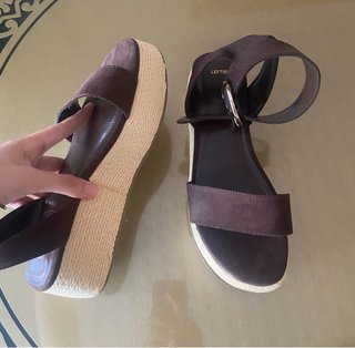 Sandalias cuña marrón