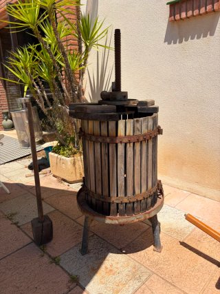 Prensa de uva de madera