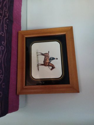 Cuadro de madera con amazona a caballo.