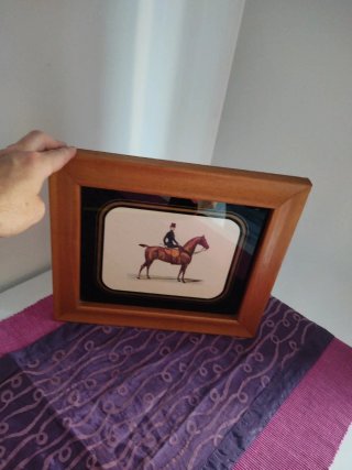 Cuadro de madera con amazona a caballo.
