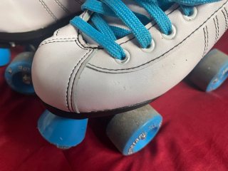 Patines de 4 ruedas blancos y azules
