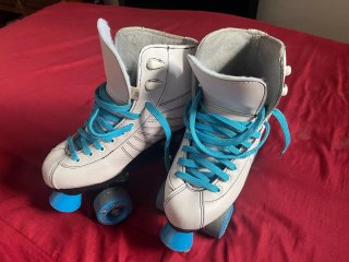 Patines de 4 ruedas blancos y azules
