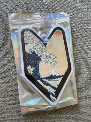 Wakaba con imagen de la Gran Ola de Kanagawa