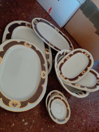 Vajilla de porcelana con detalles dorados