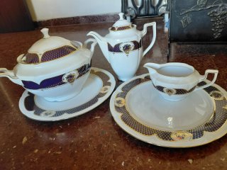 Vajilla de porcelana con detalles dorados