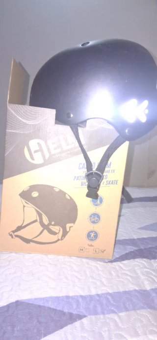 Casco negro para patinaje