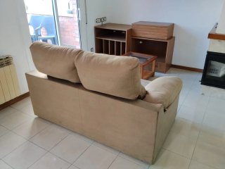 Sofá de tela beige