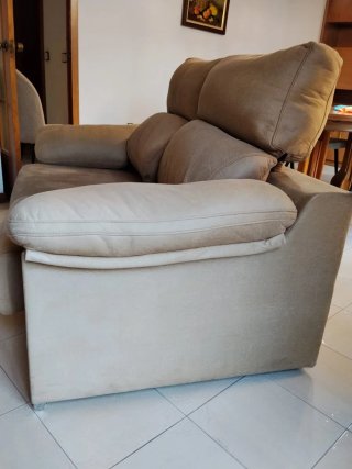 Sofá de tela beige