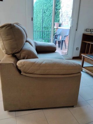 Sofá de tela beige