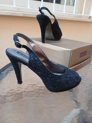 Zapatos tacón encaje negros peep toe