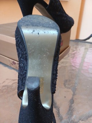 Zapatos tacón encaje negros peep toe