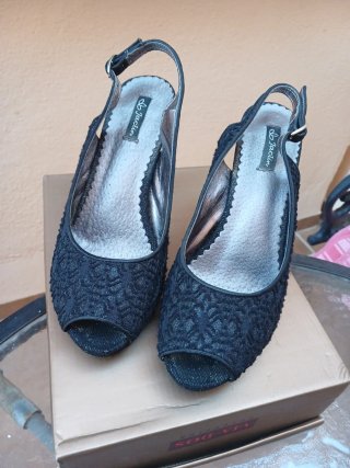 Zapatos tacón encaje negros peep toe