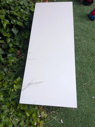 Mesa blanca baja